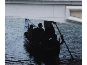威尼斯黑色小船叫什么_威尼斯划船都是黑色