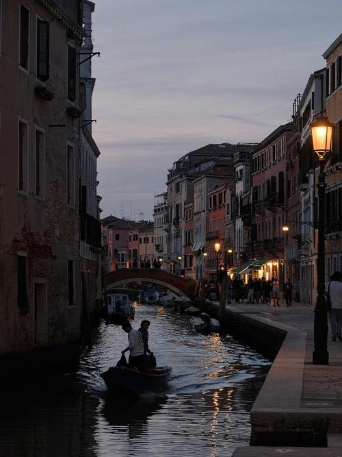 威尼斯划船怎么样_威尼斯划船全漆黑色